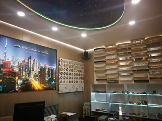 В нашем офисе можно посмотреть и выбрать образцы потолочных гардин и светильников.