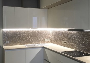 Современная кухня для молодой семьи. Фасады - ALVIC Luxe. Столешница - премиум-пластик Wilsonart HD. фурнитура - BLUM.