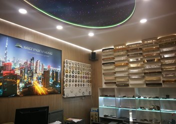 В нашем офисе можно посмотреть и выбрать образцы потолочных гардин и светильников.