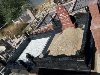 Мемориал изготовлен из Украинского гранита (лабрадорит, лезники, габбро).