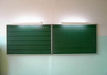 Светильники для школьных досок, рекреаций, выставок длиной до трёх метров с зеркальным отражателем люминисцентные или светодиодные.