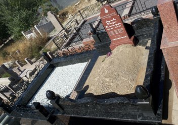 Мемориал изготовлен из Украинского гранита (лабрадорит, лезники, габбро).