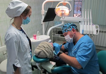 Лечение периодонтита в клинике комплексное, многоэтапное и в первую очередь направлено на нейтрализацию воспаления и инфекции с целью сохранения зуба.