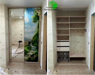 Шкаф-купе в прихожую, двери зеркало с гравировкой и фотопечать