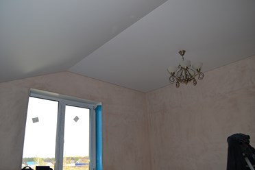 ПОТОЛОК НАТЯЖНОЙ С РАЗДЕЛИТЕЛЕМ (ПРЯМОЙ И НАКЛОННЫЙ)