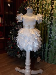 Детское нарядное платье белого цвета &quot;Снежинка&quot;. Платье на рост 110 см. Вышивка ручной работы выполнена в люневильской технике.