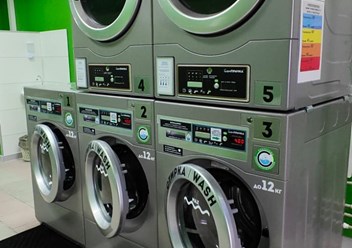 Стиральные и сушильные машины в прачечной самообслуживания СамПРАЧКА на Студеном пр 7А