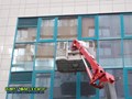 Мойка окон производится на любой высоте как с применением вышки-туры, так и при помощи альпинистов