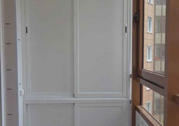 Шкаф алюминиевый, развижной. Заполнение сендвич-панель 10мм. Цвет Белый 9016.