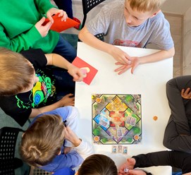 Мы проводим выездные игротеки для классов и на День Рождения.