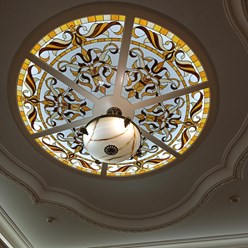 Художественный витраж изготовлен в технике «Тиффани» с элементами фьюзинга  для интерьера частного дома. Установлен витраж в деревянную раму потолочной ниши.