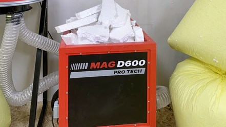 Бункер дробилки MAG D600 с загрузочным окном 520×520 мм для подачи лома пенопласта в зону дробления.