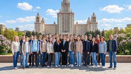 Группа школьников на Профориентационной экскурсии в МГУ, на Воробьевых горах.