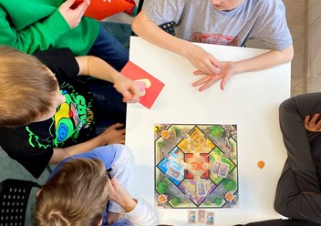 Мы проводим выездные игротеки для классов и на День Рождения.