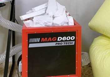 Бункер дробилки MAG D600 с загрузочным окном 520×520 мм для подачи лома пенопласта в зону дробления.