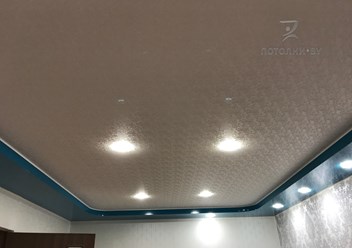 Двухуровневый натяжной потолок с тиснением