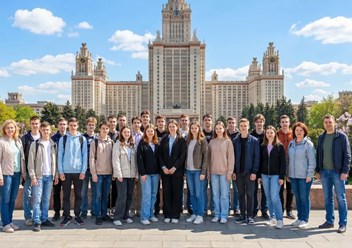 Группа школьников на Профориентационной экскурсии в МГУ, на Воробьевых горах.