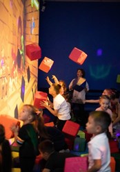 Локация Кидалка, дети расправляются с нашествием монстров.