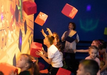 Локация Кидалка, дети расправляются с нашествием монстров.