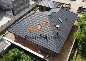 Строительство и монтаж крыши вальмового типа в современном стиле для одноэтажного дома