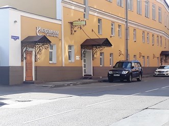 Вход напротив черного автомобиля