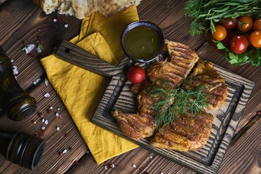 Цыплёнок табака - Зажаренный под прессом цыплёнок с чесноком, перцем и пряностями | https://gotovitmama.ru/goryachie-blyuda/cyplenok-tabaka.html