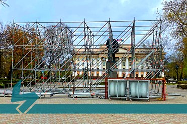 Продолжаем установку праздничного оформления для проведения ПАРАДА ПОБЕДЫ 9 мая 2025 года.