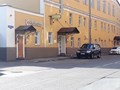Вход напротив черного автомобиля