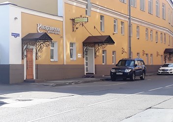 Вход напротив черного автомобиля