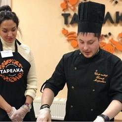 Фасон: Regular fit
Состав: 35% Хлопок, 65% ПЭ
Плотность ткани: ★★☆
Описание: Мужская поварская куртка
Рукав: Длинный, регулируется патой
Способ брендирования: вышивка