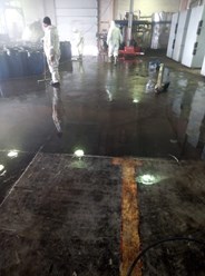 очистка пола в производственном помещении