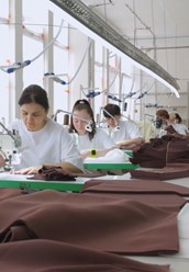 Швеи за работой на фабрике.