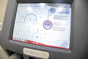 Мы используем высокотехнологичный александритовый лазер с дополнительной системой охлаждения Zimmer. Благодаря ей лазерная эпиляция становится максимально безболезненной и безопасной для кожи.