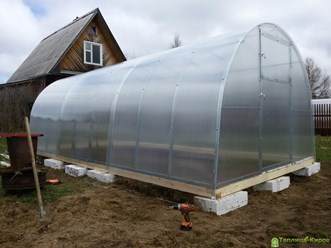 Арочная теплица от «Теплица-Киров» — конструкция из поликарбоната с металлическим каркасом для дачного участка