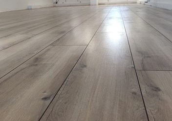 ламинат, паркет, модульный паркет, паркет елка, пробковый пол, плинтус, подложка, порог, инженерная доска, массивная доска