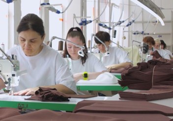 Швеи за работой на фабрике.