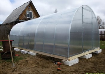 Арочная теплица от «Теплица-Киров» — конструкция из поликарбоната с металлическим каркасом для дачного участка