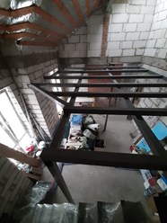 Металлический каркас антресольного этажа в таунхаусе