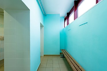 душевые с удобными скамейками