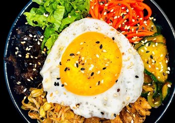 Пибим паб - национальное корейское блюдо. В наш пибим паб входит: отварной рис, морковь, огурцы, капуста, омлет, соус качудян, грибы муэр, нори и, конечно же, кунжут.