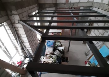 Металлический каркас антресольного этажа в таунхаусе