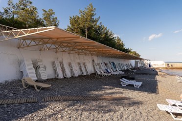 Пляж с шезлонгами