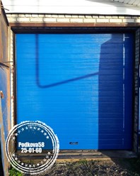 ✔Установка секционные ворот серии RSD01 производства DoorHan для гаража в Пензенской области. 
Управление - потолочный эл/привод SE-800PRO. 
Цвет - Синий.