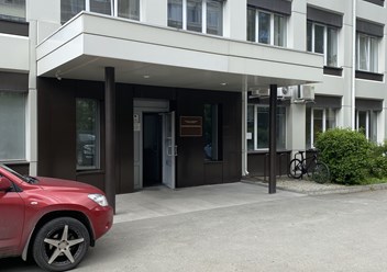 Вход в здание по ул. Большакова 153 Б.