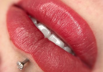 напыление губ перманентный макияж губ