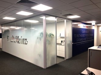 Оклейка стеклянных перегородок, оклейка переговорных в Москве для компании KraftHeinz