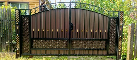 Кованые ворота – воплощение ваших желаний! ✨ Создадим уникальный дизайн, который идеально дополнит архитектуру вашего дома. #ИндивидуальныйДизайн #Эксклюзив #КовкаНаЗаказ