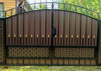 Кованые ворота – воплощение ваших желаний! ✨ Создадим уникальный дизайн, который идеально дополнит архитектуру вашего дома. #ИндивидуальныйДизайн #Эксклюзив #КовкаНаЗаказ