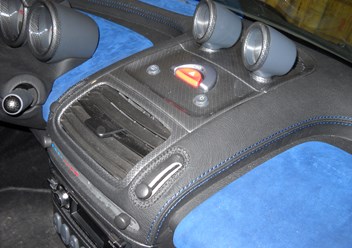 Smart. Перетяжка торпедо кожей и алькантарой.