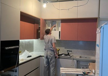 ЖК КЛЕВЕР ПАРК процесс установки кухни